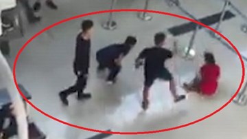 Nhóm thanh niên tát, đạp ngã nữ nhân viên hàng không ở Thanh Hóa