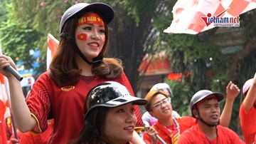 CĐV diễu hành, tiến về tượng đài Lý Thái Tổ thắp hương cầu may cho ĐTVN