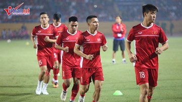 Dàn tuyển thủ Việt Nam bước vào sân Hàng Đẫy trong tiếng reo hò của CĐV