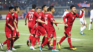 Quang Hải ghi bàn thắng vào lưới Campuchia, nâng tỉ số lên 2-0 cho VN
