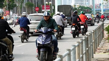 Hà Nội lập rào cọc sắt ngăn xe máy ngược chiều trên vỉa hè đường Tố Hữu