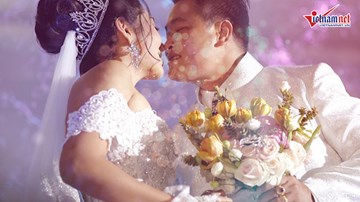 HH Đặng Thu Thảo diện váy dài 5m, hát trong đám cưới với ông xã doanh nhân