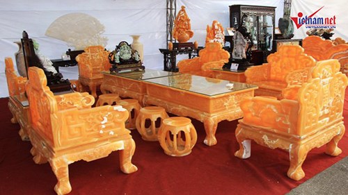 Ngắm bộ bàn ghế 8 tỷ bằng hoàng ngọc nguyên khối của nữ đại gia Việt