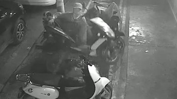 Tên trộm nhấc bổng cả xe máy bê đi, khiến người xem tròn mắt