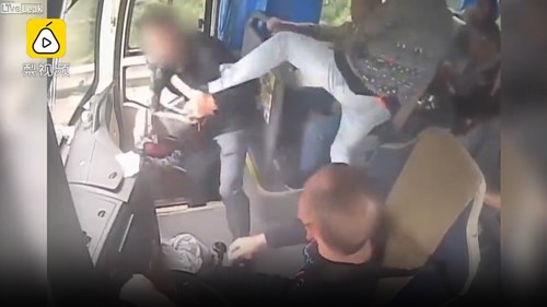 Hành khách bị đánh tới tấp vì giằng vô lăng khi xe đang chạy