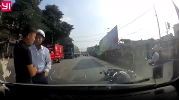 Hành động đẹp của hai tài xế sau khi va chạm giao thông