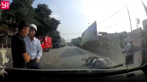 Hành động đẹp của hai tài xế sau khi va chạm giao thông