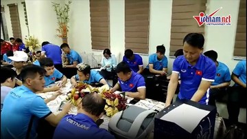 Tuyển Việt Nam gặp sự cố, thầy Park bực mình ở sân bay Bacolod