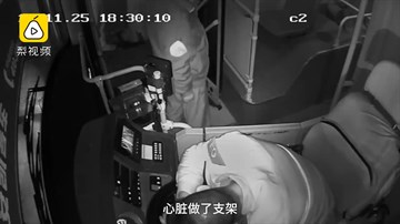 Khoảnh khác tài xế lên cơn đau tim vẫn cố cứu hành khách trước khi ngất