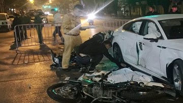 2 xe máy đâm thẳng Audi, cô gái chết tại chỗ