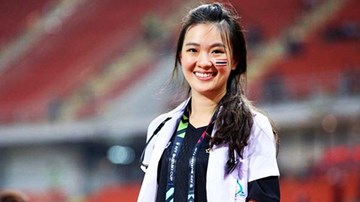 Vì sao người đẹp 'hoa hậu' trở thành bác sĩ của ĐT Thái Lan ở AFF Cup?