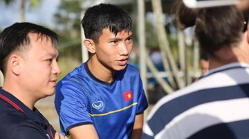 Tuyển VN tập ở Bacolod, thầy Park chỉ Văn Hậu 'bí kíp' phỏng vấn