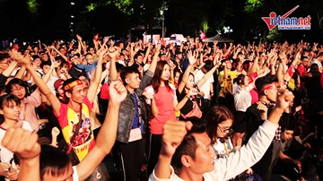 Hồ Gươm hóa 'chảo lửa', ngàn CĐV hừng hực cổ vũ Việt Nam đấu Philippines