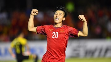 Phan Văn Đức ghi bàn nâng tỷ số lên 2-1 cho Việt Nam trước Philippines