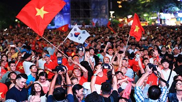 CĐV hò hét tung trời, rưng rưng hát quốc ca mừng Việt Nam thắng Philippines