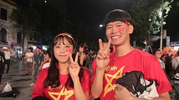 Khách Tây, Hàn rầm rập đổ ra phố, phấn khích hô vang 'Việt Nam vô địch'