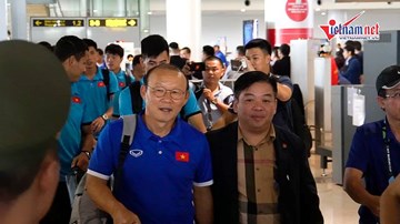 Thầy Park và tuyển Việt Nam về đến Nội Bài, sẵn sàng cho bán kết lượt về