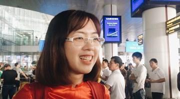 Fan nữ 'ngất ngây' vì được chụp ảnh và bay cùng tuyển Việt Nam