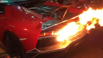 Siêu xe Lamborghini cháy ngùn ngụt khi nẹt pô 