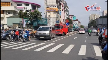 Hà Nội: Đang cháy ngùn ngụt, ô tô chắn đường xe cứu hỏa