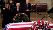 TT Trump và phu nhân thành kính viếng cựu TT Bush 'cha'
