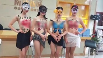 Công ty BĐS vẽ căn hộ mẫu lên 4 cô gái bán khỏa thân để quảng cáo