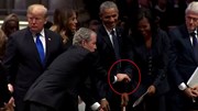 Tang lễ cố TT Bush: Bà Clinton ngó lơ TT Trump, ông Bush tặng bà Obama kẹo