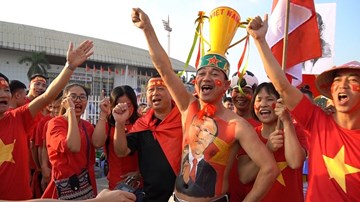 Mỹ Đình hóa sàn diễn thời trang độc dị trước giờ VN đấu Philippines