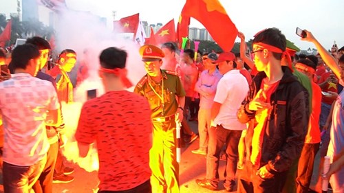 CĐV quá khích ầm ầm đốt pháo sáng, chen lấn xô đẩy cả lực lượng công an