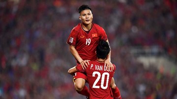 Văn Đức xuyên qua 3 hậu vệ, chuyền bóng cực đẹp cho Quang Hải mở tỉ số