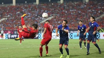 Xem lại pha 'ngả bàn đèn' suýt lập siêu phẩm của Quang Hải