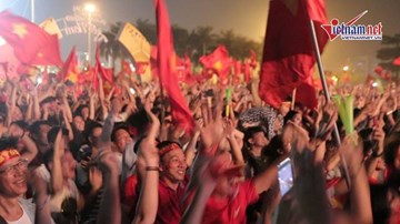 CĐV nhảy múa tưng bừng mừng bàn thắng của Quang Hải, Công Phượng