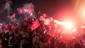 Mỹ Đình rực đỏ pháo sáng mừng Việt Nam vào chung kết sau 10 năm chờ đợi