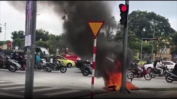 Đang chạy giữa phố, Honda Air Blade bỗng cháy trơ khung