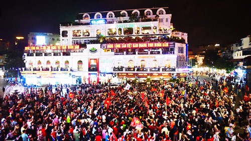 'Biển người' cả nước xuống đường mừng Việt Nam vào chung kết AFF Cup 2018