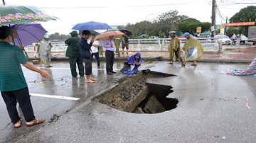 'Hố tử thần' sâu hoắm xuất hiện giữa thành Vinh sau trận mưa lớn xuyên đêm