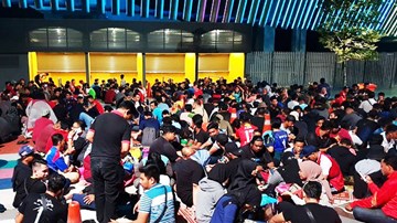 CĐV Malaysia vác chiếu, xếp hàng 10 tiếng xuyên đêm săn vé xem chung kết