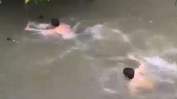 Phố như sông, người dân Đà Nẵng tung tăng bơi lội