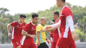 Tuyển Việt Nam 'luyện công' giữa trưa nắng, sẵn sàng đối đầu Malaysia