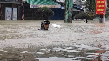 Quảng Nam mưa ngập: Người dân 'Bơi' đi lánh nạn