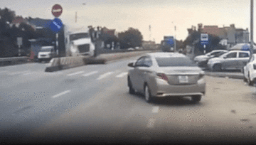 Container đâm tung dải phân cách trúng 3 ô tô, người đi đường chạy tán loạn