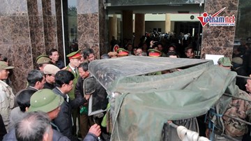 CĐV bao vây trụ sở VFF đòi mua vé, gây cảnh hỗn loạn chưa từng có