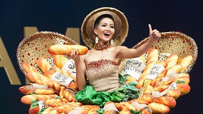 H'Hen Niê rạng rỡ diễn trang phục bánh mì ở Hoa hậu Hoàn vũ 2018