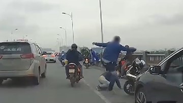 Tài xế dừng ô tô giữa cầu, lao xuống đánh thanh niên đi xe máy