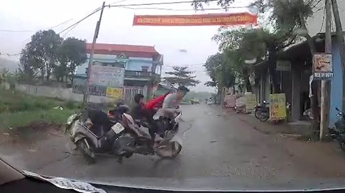 Xe máy kẹp 3 lạng lách, đánh võng trên đường làng và cái kết