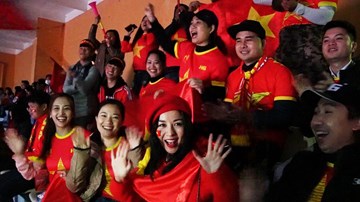 CĐV đội mưa rét nhuộm đỏ sân Hàng Đẫy, cổ vũ VN đá chung kết với Malaysia