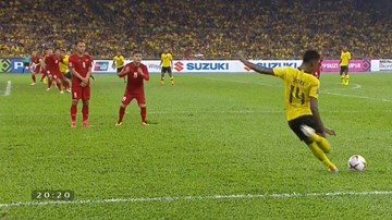 Malaysia rút ngắn tỷ số 2-1 từ pha đánh đầu của Saad