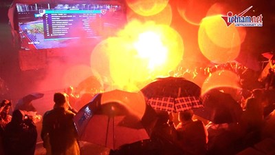 Xúc động cảnh CĐV hát quốc ca trong mưa, co ro cổ vũ Việt Nam đấu Malaysia