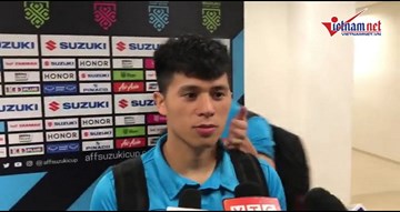 Bất ngờ bị Duy Mạnh 'nựng má', Đình Trọng vẫn tự tin trả lời phỏng vấn