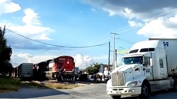 Liều mạng vượt đường sắt, xe tải bị tàu hỏa tông lật